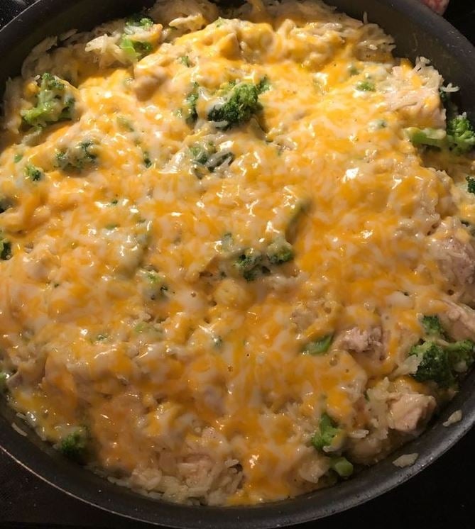 One Pot Cheesy Chicken Broccoli & Rice Casserole - Easy DIY Recipes