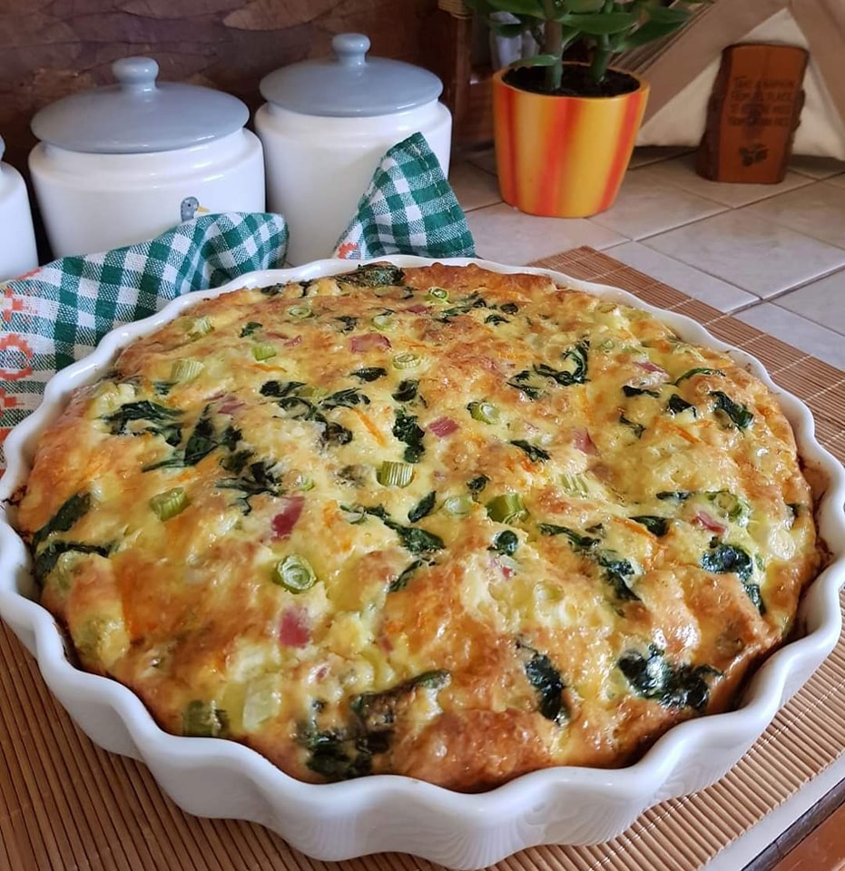 Crustless Bacon Spinach Quiche - Easy DIY Recipes
